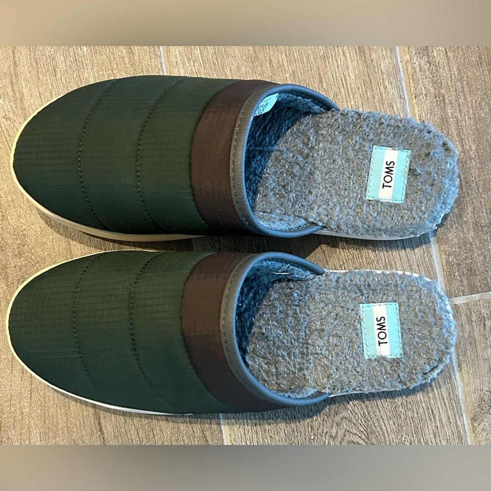 TOMS Men Harbor-Deep Forest Matte Ripstop Slippers. Size 7 Nearly New. With Box